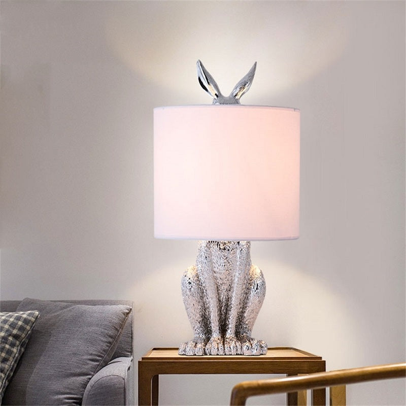 Moderne LED-Tischleuchte aus maskiertem Kaninchenharz Lucas™